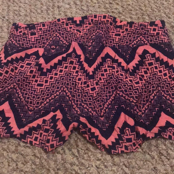 Aztec patterned shorts - Picture 2 of 4